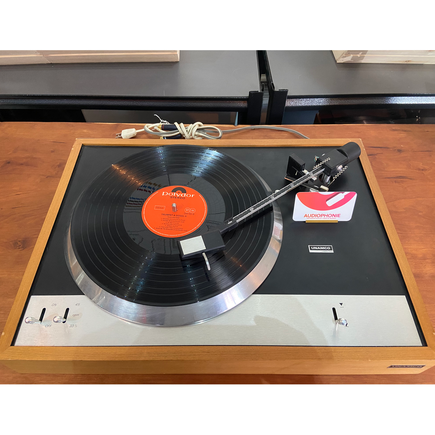 Unamco Labs Table Tournante (SOLD)
