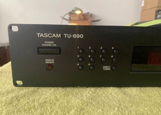 TASCAM TU-690 Tuner